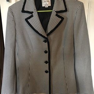 Black and white checkered blazer with sewn in shoulder pads. 80s/90s vintage